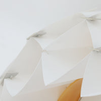 Lars Schiolerがデザインし、Hoyrupが手掛けたモデル「Butterfly」のペンダントライトです。プラスチックシートを幾何学的に組み合わせた立体構造が特徴で、点灯時には光と影が重なり合い美しい陰影を生み出します。軽やかな素材ながら彫刻的な存在感を持ち、空間のアクセントとして印象的に映える一灯。経年による風合いも相まって、北欧ビンテージならではのデザイン性と希少性を楽しめ、ダイニングやリビングに柔らかな雰囲気をもたらします。