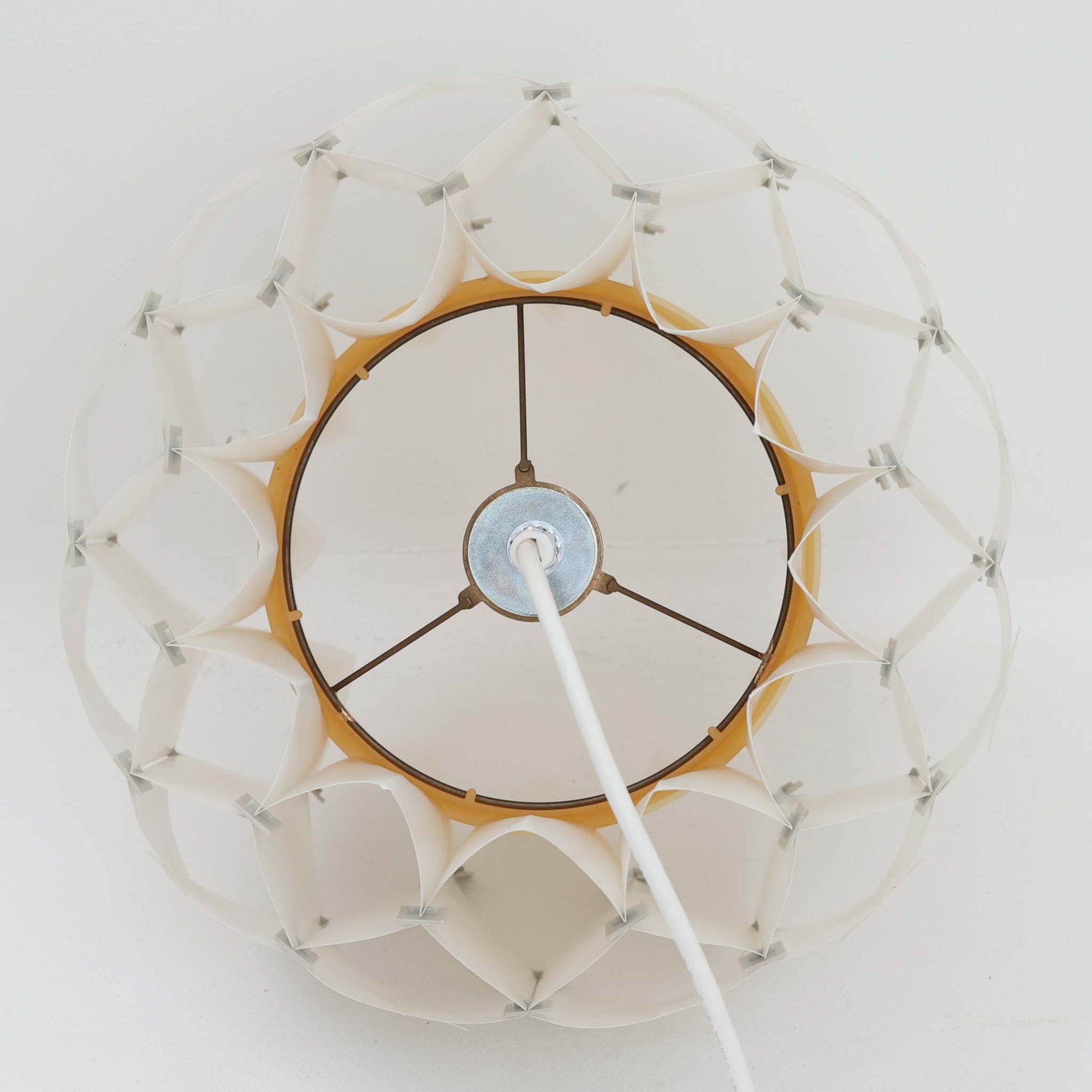 Lars Schiolerがデザインし、Hoyrupが手掛けたモデル「Butterfly」のペンダントライトです。プラスチックシートを幾何学的に組み合わせた立体構造が特徴で、点灯時には光と影が重なり合い美しい陰影を生み出します。軽やかな素材ながら彫刻的な存在感を持ち、空間のアクセントとして印象的に映える一灯。経年による風合いも相まって、北欧ビンテージならではのデザイン性と希少性を楽しめ、ダイニングやリビングに柔らかな雰囲気をもたらします。
