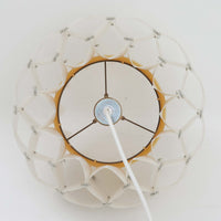 Lars Schiolerがデザインし、Hoyrupが手掛けたモデル「Butterfly」のペンダントライトです。プラスチックシートを幾何学的に組み合わせた立体構造が特徴で、点灯時には光と影が重なり合い美しい陰影を生み出します。軽やかな素材ながら彫刻的な存在感を持ち、空間のアクセントとして印象的に映える一灯。経年による風合いも相まって、北欧ビンテージならではのデザイン性と希少性を楽しめ、ダイニングやリビングに柔らかな雰囲気をもたらします。