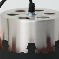 Werner Schouが手掛けたCoronell Elektro製のペンダントライトです。アルミ素材を用いた円筒形シェードに、装飾的な透かし模様のブラックパーツを組み合わせた印象的なデザインが特徴。点灯時にはシェードの隙間から温かみのある光が漏れ、空間に美しい陰影を生み出します。直径15cmのコンパクトなサイズは、ダイニングやキッチンカウンター、玄関などにも取り入れやすく、北欧モダンらしい洗練された存在感を演出。ビンテージならではの希少性と独創的な意匠を楽しめる一灯です。