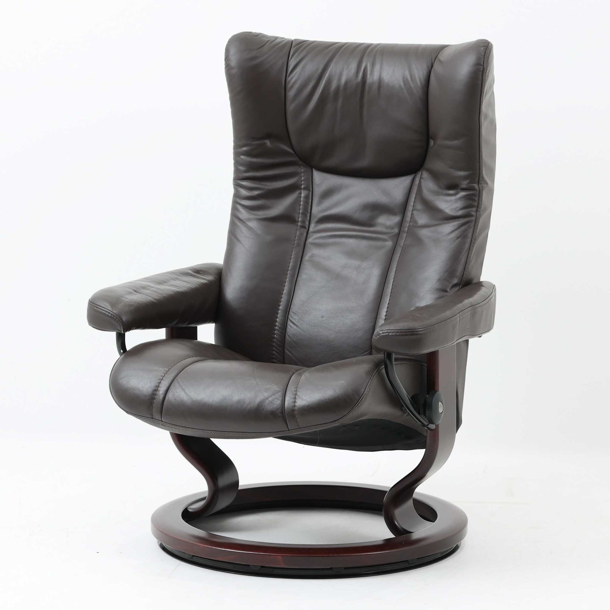 EKORNESが手掛けたWingモデルのリクライニングチェアです。本革張りのゆったりとしたシートは身体を包み込むような快適な座り心地を生み出し、角度調整機能により寛ぎの姿勢を自在にサポートします。ビーチ材を用いた曲線的なベースは安定感と軽やかな印象を兼ね備え、回転機構により実用性も向上。経年により深みを増した素材の風合いが、空間に落ち着いた存在感をもたらす北欧ビンテージならではの一脚です。