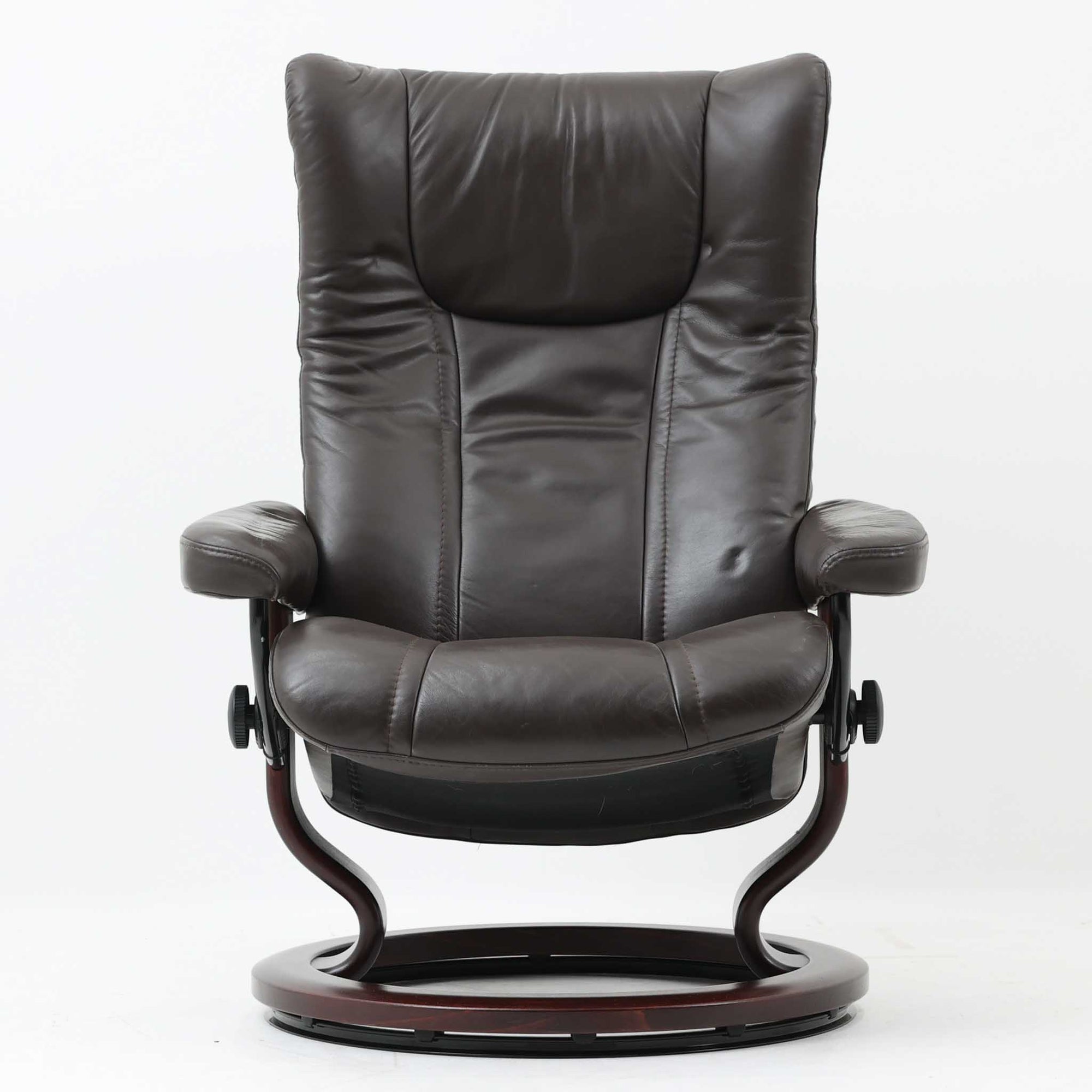 EKORNESが手掛けたWingモデルのリクライニングチェアです。本革張りのゆったりとしたシートは身体を包み込むような快適な座り心地を生み出し、角度調整機能により寛ぎの姿勢を自在にサポートします。ビーチ材を用いた曲線的なベースは安定感と軽やかな印象を兼ね備え、回転機構により実用性も向上。経年により深みを増した素材の風合いが、空間に落ち着いた存在感をもたらす北欧ビンテージならではの一脚です。