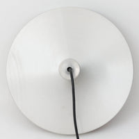 アルミ素材を用いたデンマーク製のペンダントライトです。円形シェードを重ねた立体的な構造が特徴で、光源を直接見せない設計により柔らかく落ち着いた光を空間へ広げます。外側のシルバーと内側のオレンジカラーのコントラストが印象的で、点灯時には温かみのある光が美しく反射し独特の存在感を演出します。直径35cmの扱いやすいサイズはダイニングや書斎、リビングなど幅広い空間におすすめです。北欧ビンテージならではの機能美と時代を超えて愛されるデザインをお楽しみいただけます。