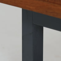 Marius Byrialsen（マリウス・ビリアルセン）デザイン、Nipu（ニプ）製のデンマーク製蛇腹キャビネットです。幅120cmの存在感あるサイズに、滑らかに開閉する蛇腹扉とシャープなスチール脚を組み合わせた、機能美あふれる一台。内部はオープンスペースと4マスの仕切り収納で構成され、レコードや書類、小物、オブジェを美しく整理できます。チーク材の流れるような木目と経年で深みを増した艶やかな木肌が、洗練された佇まいをより引き立て、リビングのサイドボードやワークスペースの収納家具としても活躍。デザイナー性の高い構造と希少な蛇腹機構が、北欧ビンテージならではの上質な存在感を空間にもたらします。