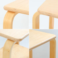 Carina Bengsがデザインし、IKEAで製作された「Brunabo」シリーズのキャスターワゴンです。バーチ材を使用した明るくやわらかな木目が特徴で、北欧らしいシンプルで温かみのあるデザインに仕上げられています。2000年代に製作されたモデルで、現在はすでに生産終了していると考えられ、ビンテージとして楽しめるアイテムです。上段は取り外し可能なトレイ仕様になっており、飲み物や小物を運ぶサービングトレイとしても使用できる実用的な構造。トレイを外した状態でも天板として使えるため、用途に応じた使い方が可能です。下段には棚板が設けられており、雑誌やキッチン用品、日用品などを収納できます。また片側のみにキャスターが付いた設計になっているため、一般的なワゴンよりも安定感があり、必要な時だけ持ち上げて移動できる使い勝手の良さも魅力。リビングやダイニング、キッチンなどさまざまな空間で活躍する、北欧らしい機能性とデザイン性を兼ね備えたワゴンです。