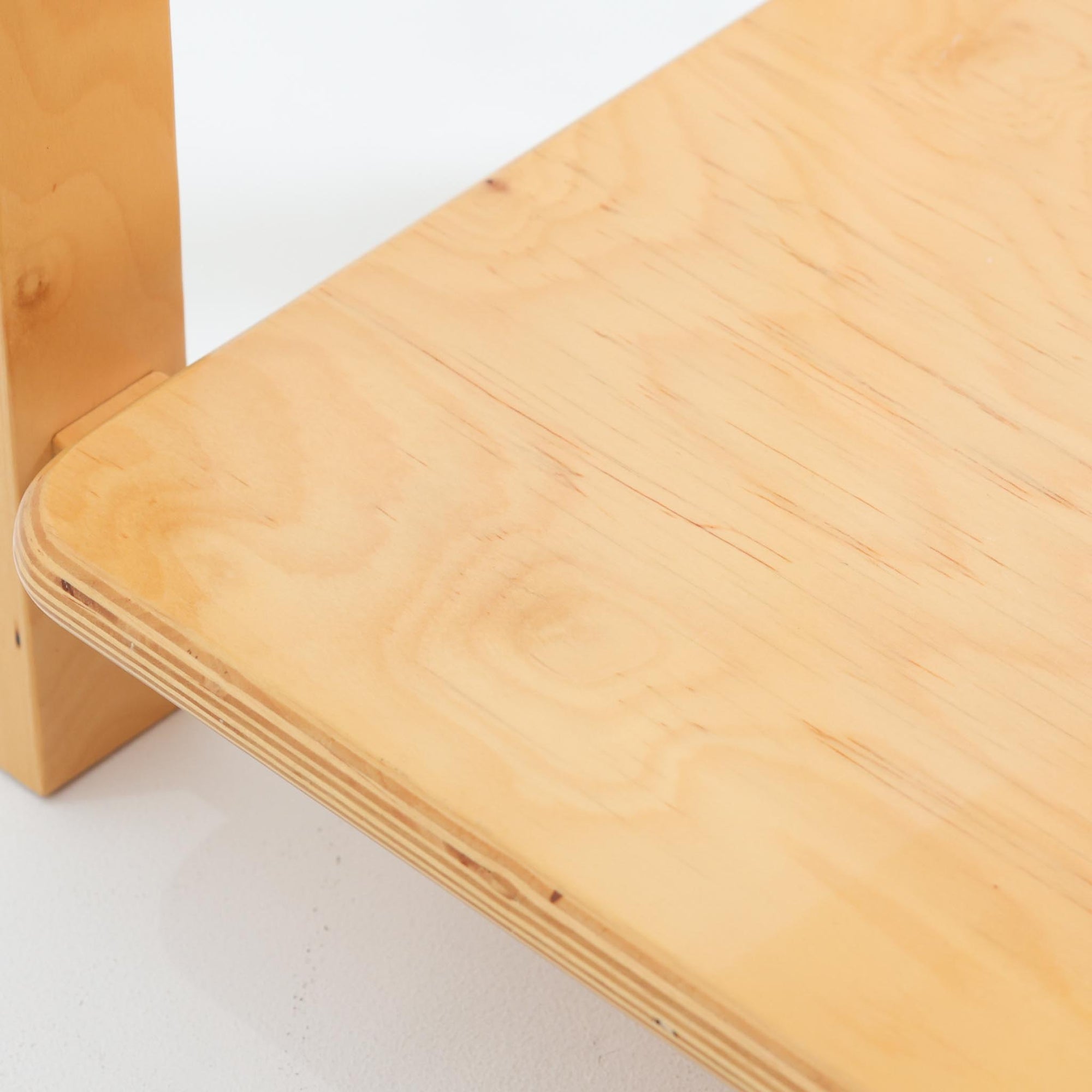 Carina Bengsがデザインし、IKEAで製作された「Brunabo」シリーズのキャスターワゴンです。バーチ材を使用した明るくやわらかな木目が特徴で、北欧らしいシンプルで温かみのあるデザインに仕上げられています。2000年代に製作されたモデルで、現在はすでに生産終了していると考えられ、ビンテージとして楽しめるアイテムです。上段は取り外し可能なトレイ仕様になっており、飲み物や小物を運ぶサービングトレイとしても使用できる実用的な構造。トレイを外した状態でも天板として使えるため、用途に応じた使い方が可能です。下段には棚板が設けられており、雑誌やキッチン用品、日用品などを収納できます。また片側のみにキャスターが付いた設計になっているため、一般的なワゴンよりも安定感があり、必要な時だけ持ち上げて移動できる使い勝手の良さも魅力。リビングやダイニング、キッチンなどさまざまな空間で活躍する、北欧らしい機能性とデザイン性を兼ね備えたワゴンです。