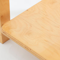 Carina Bengsがデザインし、IKEAで製作された「Brunabo」シリーズのキャスターワゴンです。バーチ材を使用した明るくやわらかな木目が特徴で、北欧らしいシンプルで温かみのあるデザインに仕上げられています。2000年代に製作されたモデルで、現在はすでに生産終了していると考えられ、ビンテージとして楽しめるアイテムです。上段は取り外し可能なトレイ仕様になっており、飲み物や小物を運ぶサービングトレイとしても使用できる実用的な構造。トレイを外した状態でも天板として使えるため、用途に応じた使い方が可能です。下段には棚板が設けられており、雑誌やキッチン用品、日用品などを収納できます。また片側のみにキャスターが付いた設計になっているため、一般的なワゴンよりも安定感があり、必要な時だけ持ち上げて移動できる使い勝手の良さも魅力。リビングやダイニング、キッチンなどさまざまな空間で活躍する、北欧らしい機能性とデザイン性を兼ね備えたワゴンです。