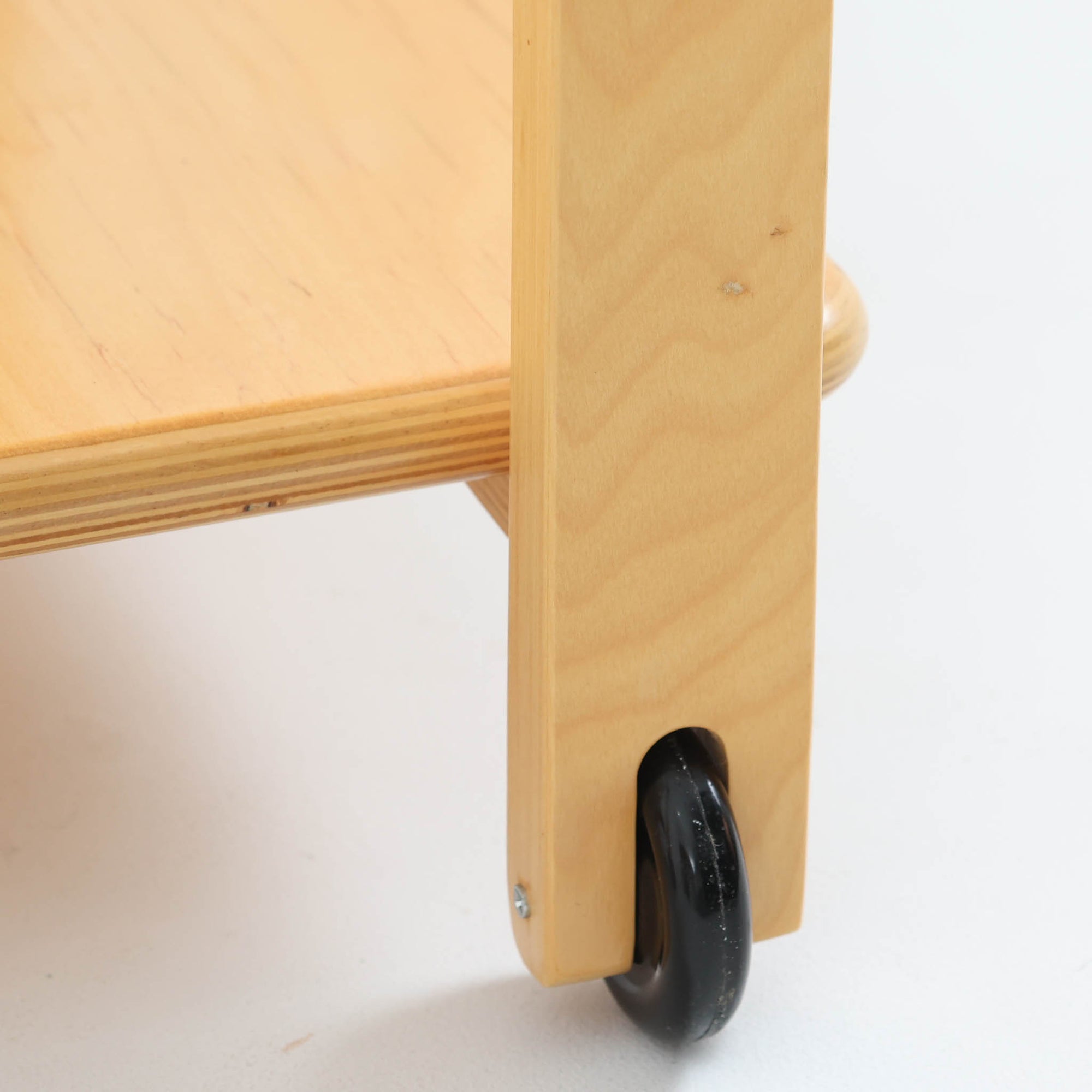 Carina Bengsがデザインし、IKEAで製作された「Brunabo」シリーズのキャスターワゴンです。バーチ材を使用した明るくやわらかな木目が特徴で、北欧らしいシンプルで温かみのあるデザインに仕上げられています。2000年代に製作されたモデルで、現在はすでに生産終了していると考えられ、ビンテージとして楽しめるアイテムです。上段は取り外し可能なトレイ仕様になっており、飲み物や小物を運ぶサービングトレイとしても使用できる実用的な構造。トレイを外した状態でも天板として使えるため、用途に応じた使い方が可能です。下段には棚板が設けられており、雑誌やキッチン用品、日用品などを収納できます。また片側のみにキャスターが付いた設計になっているため、一般的なワゴンよりも安定感があり、必要な時だけ持ち上げて移動できる使い勝手の良さも魅力。リビングやダイニング、キッチンなどさまざまな空間で活躍する、北欧らしい機能性とデザイン性を兼ね備えたワゴンです。