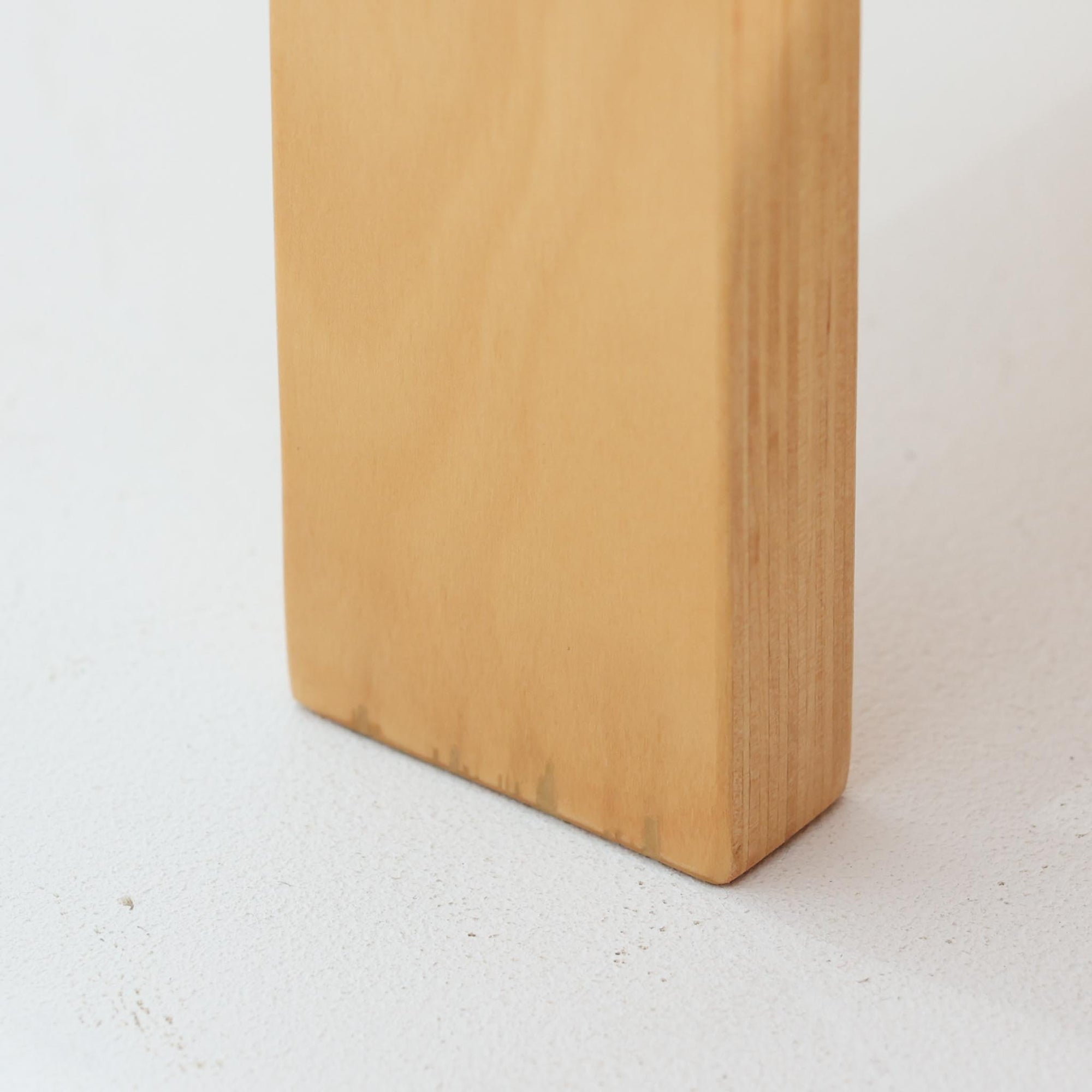 Carina Bengsがデザインし、IKEAで製作された「Brunabo」シリーズのキャスターワゴンです。バーチ材を使用した明るくやわらかな木目が特徴で、北欧らしいシンプルで温かみのあるデザインに仕上げられています。2000年代に製作されたモデルで、現在はすでに生産終了していると考えられ、ビンテージとして楽しめるアイテムです。上段は取り外し可能なトレイ仕様になっており、飲み物や小物を運ぶサービングトレイとしても使用できる実用的な構造。トレイを外した状態でも天板として使えるため、用途に応じた使い方が可能です。下段には棚板が設けられており、雑誌やキッチン用品、日用品などを収納できます。また片側のみにキャスターが付いた設計になっているため、一般的なワゴンよりも安定感があり、必要な時だけ持ち上げて移動できる使い勝手の良さも魅力。リビングやダイニング、キッチンなどさまざまな空間で活躍する、北欧らしい機能性とデザイン性を兼ね備えたワゴンです。