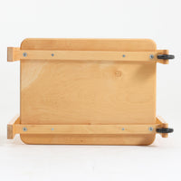 Carina Bengsがデザインし、IKEAで製作された「Brunabo」シリーズのキャスターワゴンです。バーチ材を使用した明るくやわらかな木目が特徴で、北欧らしいシンプルで温かみのあるデザインに仕上げられています。2000年代に製作されたモデルで、現在はすでに生産終了していると考えられ、ビンテージとして楽しめるアイテムです。上段は取り外し可能なトレイ仕様になっており、飲み物や小物を運ぶサービングトレイとしても使用できる実用的な構造。トレイを外した状態でも天板として使えるため、用途に応じた使い方が可能です。下段には棚板が設けられており、雑誌やキッチン用品、日用品などを収納できます。また片側のみにキャスターが付いた設計になっているため、一般的なワゴンよりも安定感があり、必要な時だけ持ち上げて移動できる使い勝手の良さも魅力。リビングやダイニング、キッチンなどさまざまな空間で活躍する、北欧らしい機能性とデザイン性を兼ね備えたワゴンです。