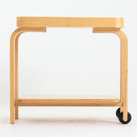 Carina Bengsがデザインし、IKEAで製作された「Brunabo」シリーズのキャスターワゴンです。バーチ材を使用した明るくやわらかな木目が特徴で、北欧らしいシンプルで温かみのあるデザインに仕上げられています。2000年代に製作されたモデルで、現在はすでに生産終了していると考えられ、ビンテージとして楽しめるアイテムです。上段は取り外し可能なトレイ仕様になっており、飲み物や小物を運ぶサービングトレイとしても使用できる実用的な構造。トレイを外した状態でも天板として使えるため、用途に応じた使い方が可能です。下段には棚板が設けられており、雑誌やキッチン用品、日用品などを収納できます。また片側のみにキャスターが付いた設計になっているため、一般的なワゴンよりも安定感があり、必要な時だけ持ち上げて移動できる使い勝手の良さも魅力。リビングやダイニング、キッチンなどさまざまな空間で活躍する、北欧らしい機能性とデザイン性を兼ね備えたワゴンです。