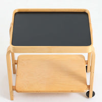 Carina Bengsがデザインし、IKEAで製作された「Brunabo」シリーズのキャスターワゴンです。バーチ材を使用した明るくやわらかな木目が特徴で、北欧らしいシンプルで温かみのあるデザインに仕上げられています。2000年代に製作されたモデルで、現在はすでに生産終了していると考えられ、ビンテージとして楽しめるアイテムです。上段は取り外し可能なトレイ仕様になっており、飲み物や小物を運ぶサービングトレイとしても使用できる実用的な構造。トレイを外した状態でも天板として使えるため、用途に応じた使い方が可能です。下段には棚板が設けられており、雑誌やキッチン用品、日用品などを収納できます。また片側のみにキャスターが付いた設計になっているため、一般的なワゴンよりも安定感があり、必要な時だけ持ち上げて移動できる使い勝手の良さも魅力。リビングやダイニング、キッチンなどさまざまな空間で活躍する、北欧らしい機能性とデザイン性を兼ね備えたワゴンです。