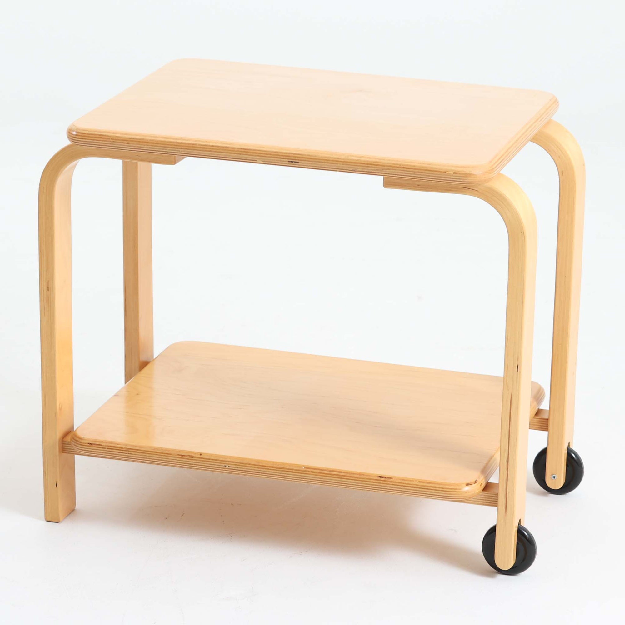 Carina Bengsがデザインし、IKEAで製作された「Brunabo」シリーズのキャスターワゴンです。バーチ材を使用した明るくやわらかな木目が特徴で、北欧らしいシンプルで温かみのあるデザインに仕上げられています。2000年代に製作されたモデルで、現在はすでに生産終了していると考えられ、ビンテージとして楽しめるアイテムです。上段は取り外し可能なトレイ仕様になっており、飲み物や小物を運ぶサービングトレイとしても使用できる実用的な構造。トレイを外した状態でも天板として使えるため、用途に応じた使い方が可能です。下段には棚板が設けられており、雑誌やキッチン用品、日用品などを収納できます。また片側のみにキャスターが付いた設計になっているため、一般的なワゴンよりも安定感があり、必要な時だけ持ち上げて移動できる使い勝手の良さも魅力。リビングやダイニング、キッチンなどさまざまな空間で活躍する、北欧らしい機能性とデザイン性を兼ね備えたワゴンです。