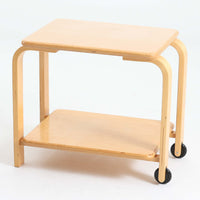 Carina Bengsがデザインし、IKEAで製作された「Brunabo」シリーズのキャスターワゴンです。バーチ材を使用した明るくやわらかな木目が特徴で、北欧らしいシンプルで温かみのあるデザインに仕上げられています。2000年代に製作されたモデルで、現在はすでに生産終了していると考えられ、ビンテージとして楽しめるアイテムです。上段は取り外し可能なトレイ仕様になっており、飲み物や小物を運ぶサービングトレイとしても使用できる実用的な構造。トレイを外した状態でも天板として使えるため、用途に応じた使い方が可能です。下段には棚板が設けられており、雑誌やキッチン用品、日用品などを収納できます。また片側のみにキャスターが付いた設計になっているため、一般的なワゴンよりも安定感があり、必要な時だけ持ち上げて移動できる使い勝手の良さも魅力。リビングやダイニング、キッチンなどさまざまな空間で活躍する、北欧らしい機能性とデザイン性を兼ね備えたワゴンです。