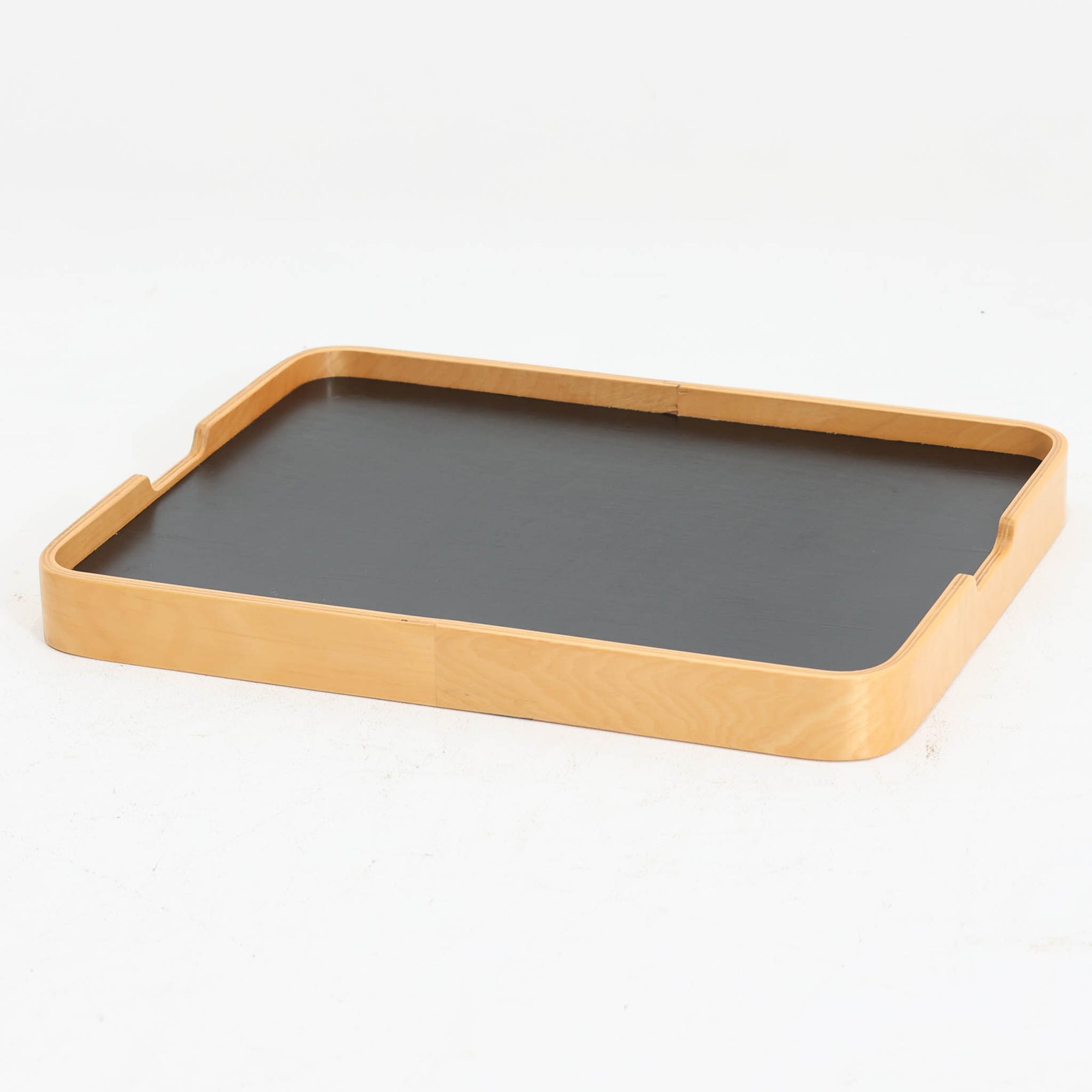 Carina Bengsがデザインし、IKEAで製作された「Brunabo」シリーズのキャスターワゴンです。バーチ材を使用した明るくやわらかな木目が特徴で、北欧らしいシンプルで温かみのあるデザインに仕上げられています。2000年代に製作されたモデルで、現在はすでに生産終了していると考えられ、ビンテージとして楽しめるアイテムです。上段は取り外し可能なトレイ仕様になっており、飲み物や小物を運ぶサービングトレイとしても使用できる実用的な構造。トレイを外した状態でも天板として使えるため、用途に応じた使い方が可能です。下段には棚板が設けられており、雑誌やキッチン用品、日用品などを収納できます。また片側のみにキャスターが付いた設計になっているため、一般的なワゴンよりも安定感があり、必要な時だけ持ち上げて移動できる使い勝手の良さも魅力。リビングやダイニング、キッチンなどさまざまな空間で活躍する、北欧らしい機能性とデザイン性を兼ね備えたワゴンです。