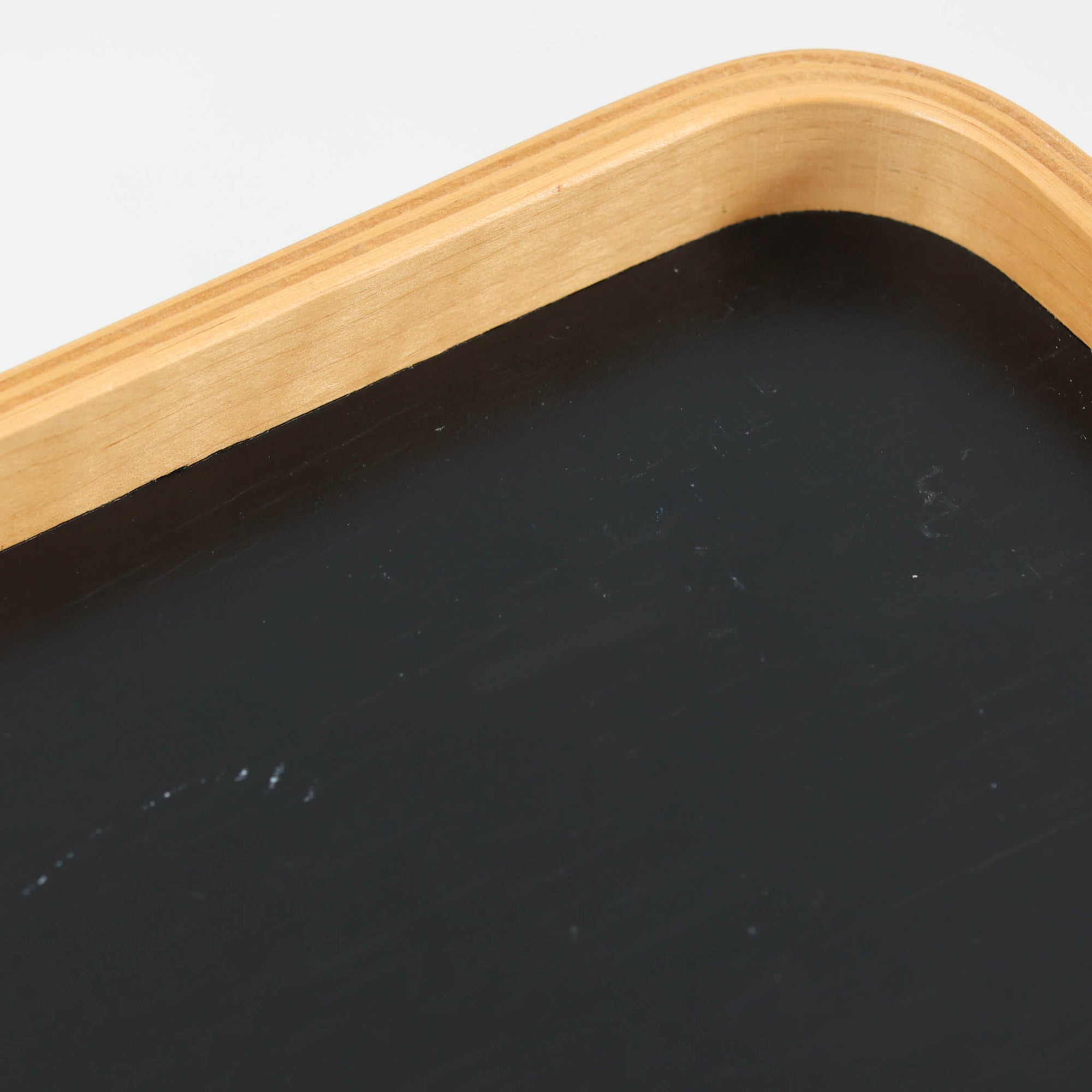 Carina Bengsがデザインし、IKEAで製作された「Brunabo」シリーズのキャスターワゴンです。バーチ材を使用した明るくやわらかな木目が特徴で、北欧らしいシンプルで温かみのあるデザインに仕上げられています。2000年代に製作されたモデルで、現在はすでに生産終了していると考えられ、ビンテージとして楽しめるアイテムです。上段は取り外し可能なトレイ仕様になっており、飲み物や小物を運ぶサービングトレイとしても使用できる実用的な構造。トレイを外した状態でも天板として使えるため、用途に応じた使い方が可能です。下段には棚板が設けられており、雑誌やキッチン用品、日用品などを収納できます。また片側のみにキャスターが付いた設計になっているため、一般的なワゴンよりも安定感があり、必要な時だけ持ち上げて移動できる使い勝手の良さも魅力。リビングやダイニング、キッチンなどさまざまな空間で活躍する、北欧らしい機能性とデザイン性を兼ね備えたワゴンです。