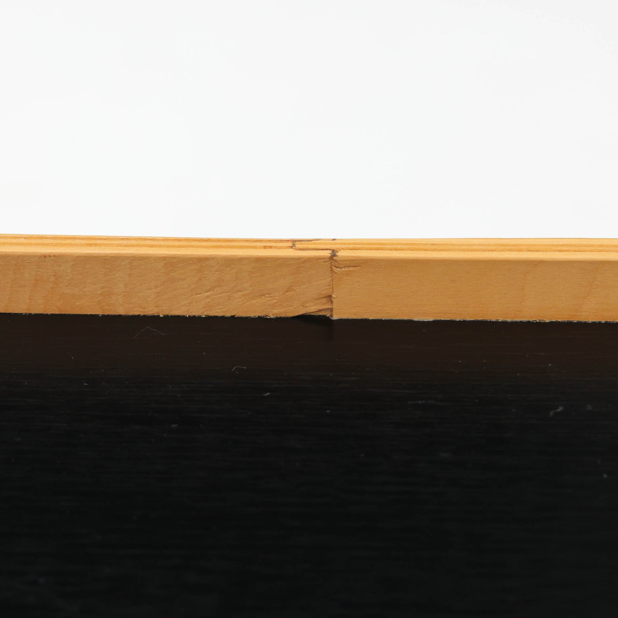 Carina Bengsがデザインし、IKEAで製作された「Brunabo」シリーズのキャスターワゴンです。バーチ材を使用した明るくやわらかな木目が特徴で、北欧らしいシンプルで温かみのあるデザインに仕上げられています。2000年代に製作されたモデルで、現在はすでに生産終了していると考えられ、ビンテージとして楽しめるアイテムです。上段は取り外し可能なトレイ仕様になっており、飲み物や小物を運ぶサービングトレイとしても使用できる実用的な構造。トレイを外した状態でも天板として使えるため、用途に応じた使い方が可能です。下段には棚板が設けられており、雑誌やキッチン用品、日用品などを収納できます。また片側のみにキャスターが付いた設計になっているため、一般的なワゴンよりも安定感があり、必要な時だけ持ち上げて移動できる使い勝手の良さも魅力。リビングやダイニング、キッチンなどさまざまな空間で活躍する、北欧らしい機能性とデザイン性を兼ね備えたワゴンです。