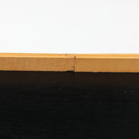 Carina Bengsがデザインし、IKEAで製作された「Brunabo」シリーズのキャスターワゴンです。バーチ材を使用した明るくやわらかな木目が特徴で、北欧らしいシンプルで温かみのあるデザインに仕上げられています。2000年代に製作されたモデルで、現在はすでに生産終了していると考えられ、ビンテージとして楽しめるアイテムです。上段は取り外し可能なトレイ仕様になっており、飲み物や小物を運ぶサービングトレイとしても使用できる実用的な構造。トレイを外した状態でも天板として使えるため、用途に応じた使い方が可能です。下段には棚板が設けられており、雑誌やキッチン用品、日用品などを収納できます。また片側のみにキャスターが付いた設計になっているため、一般的なワゴンよりも安定感があり、必要な時だけ持ち上げて移動できる使い勝手の良さも魅力。リビングやダイニング、キッチンなどさまざまな空間で活躍する、北欧らしい機能性とデザイン性を兼ね備えたワゴンです。