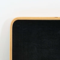 Carina Bengsがデザインし、IKEAで製作された「Brunabo」シリーズのキャスターワゴンです。バーチ材を使用した明るくやわらかな木目が特徴で、北欧らしいシンプルで温かみのあるデザインに仕上げられています。2000年代に製作されたモデルで、現在はすでに生産終了していると考えられ、ビンテージとして楽しめるアイテムです。上段は取り外し可能なトレイ仕様になっており、飲み物や小物を運ぶサービングトレイとしても使用できる実用的な構造。トレイを外した状態でも天板として使えるため、用途に応じた使い方が可能です。下段には棚板が設けられており、雑誌やキッチン用品、日用品などを収納できます。また片側のみにキャスターが付いた設計になっているため、一般的なワゴンよりも安定感があり、必要な時だけ持ち上げて移動できる使い勝手の良さも魅力。リビングやダイニング、キッチンなどさまざまな空間で活躍する、北欧らしい機能性とデザイン性を兼ね備えたワゴンです。