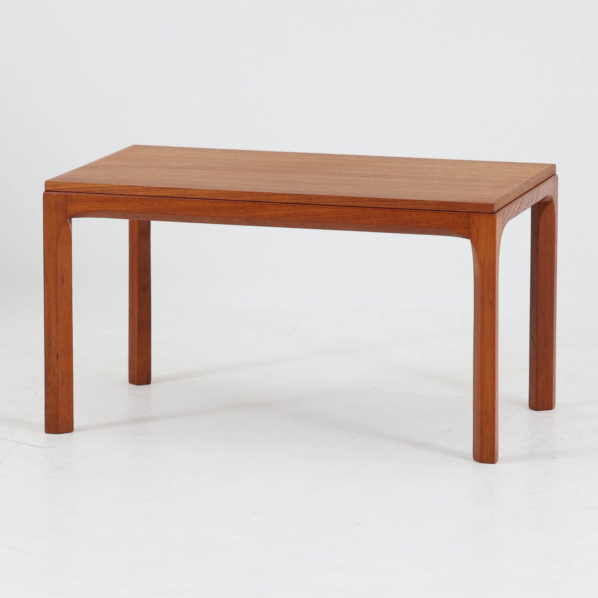 Kai Kristiansenがデザインし、Aksel Kjersgaardが手掛けたNo.381 サイドテーブルです。上質なチーク材を用いた天板と、脚部へと滑らかにつながるフレームの曲線が美しく、シンプルながら洗練された造形が魅力。幕板は緩やかなアーチを描き、軽やかさと強度を両立した構造となっています。幅60cmの扱いやすいサイズで、ソファ横やベッドサイド、ディスプレイ台としても活躍。経年により深みを増した木肌と丁寧な仕上げが、北欧ビンテージならではの上質な存在感を引き立てる一台です。