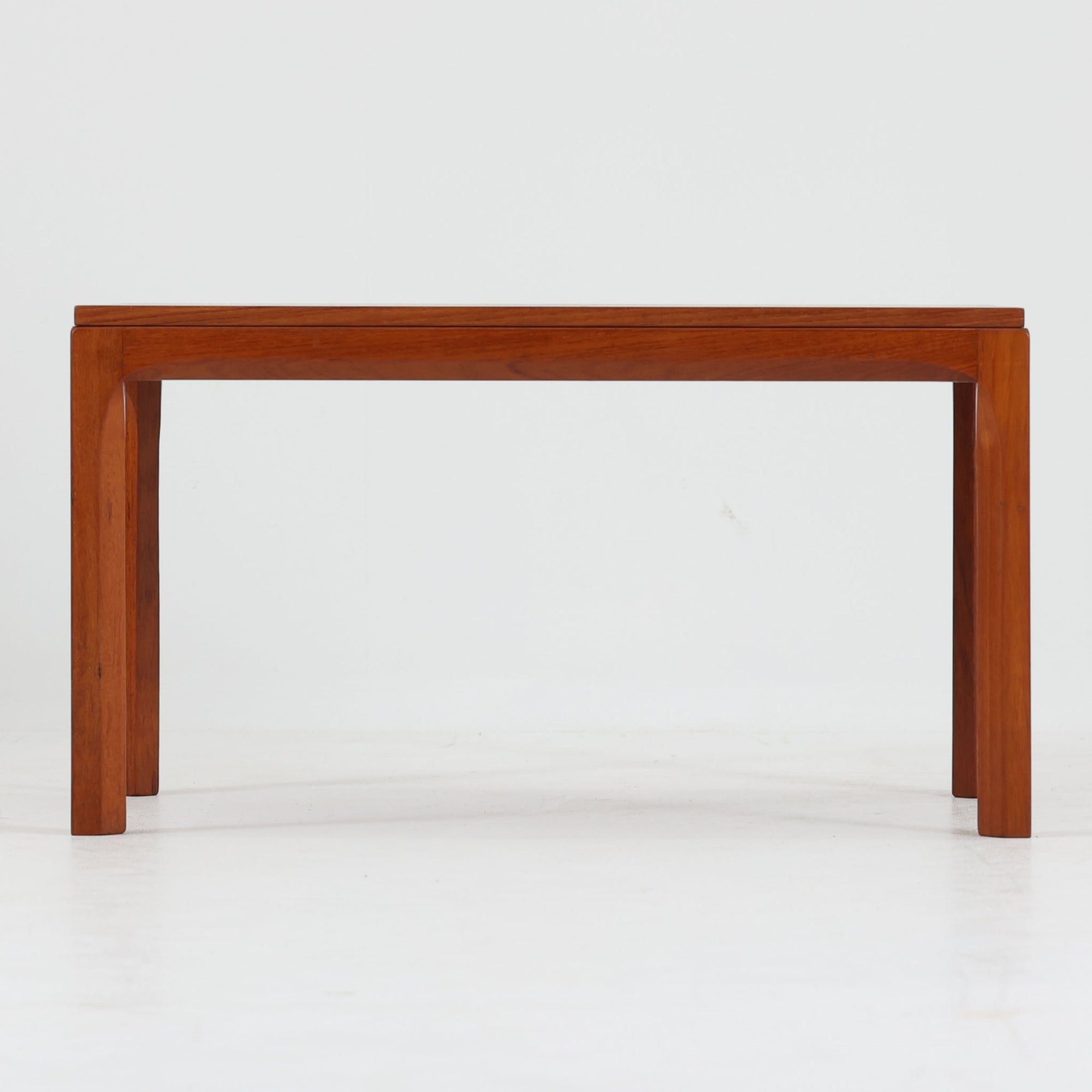 Kai Kristiansenがデザインし、Aksel Kjersgaardが手掛けたNo.381 サイドテーブルです。上質なチーク材を用いた天板と、脚部へと滑らかにつながるフレームの曲線が美しく、シンプルながら洗練された造形が魅力。幕板は緩やかなアーチを描き、軽やかさと強度を両立した構造となっています。幅60cmの扱いやすいサイズで、ソファ横やベッドサイド、ディスプレイ台としても活躍。経年により深みを増した木肌と丁寧な仕上げが、北欧ビンテージならではの上質な存在感を引き立てる一台です。