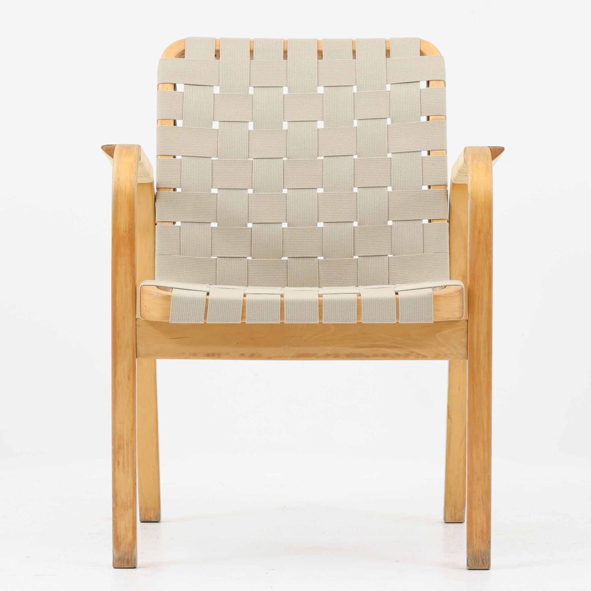 Alvar Aaltoがデザインし、Artekより製造された「ARMCHAIR 45」です。バーチ材を曲げ加工した美しいフレームと、背・座に張られたウェービングテープが生み出す軽快なデザインは、アアルトを代表する名作のひとつ。しなやかな弾力と快適な座り心地を備え、肘掛け付きのゆったりとした設計で読書やくつろぎの時間にも最適です。北欧デザインらしい機能美と、経年によって深まる素材の風合いを兼ね備えた、長く愛用できるビンテージチェアです。