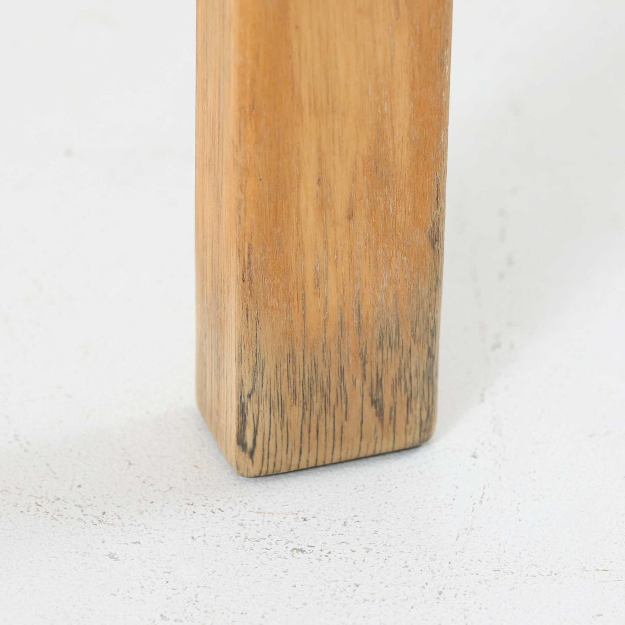 Alvar Aaltoがデザインし、Artekより製造された「ARMCHAIR 45」です。バーチ材を曲げ加工した美しいフレームと、背・座に張られたウェービングテープが生み出す軽快なデザインは、アアルトを代表する名作のひとつ。しなやかな弾力と快適な座り心地を備え、肘掛け付きのゆったりとした設計で読書やくつろぎの時間にも最適です。北欧デザインらしい機能美と、経年によって深まる素材の風合いを兼ね備えた、長く愛用できるビンテージチェアです。
