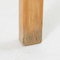 Alvar Aaltoがデザインし、Artekより製造された「ARMCHAIR 45」です。バーチ材を曲げ加工した美しいフレームと、背・座に張られたウェービングテープが生み出す軽快なデザインは、アアルトを代表する名作のひとつ。しなやかな弾力と快適な座り心地を備え、肘掛け付きのゆったりとした設計で読書やくつろぎの時間にも最適です。北欧デザインらしい機能美と、経年によって深まる素材の風合いを兼ね備えた、長く愛用できるビンテージチェアです。