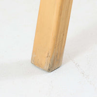 Alvar Aaltoがデザインし、Artekより製造された「ARMCHAIR 45」です。バーチ材を曲げ加工した美しいフレームと、背・座に張られたウェービングテープが生み出す軽快なデザインは、アアルトを代表する名作のひとつ。しなやかな弾力と快適な座り心地を備え、肘掛け付きのゆったりとした設計で読書やくつろぎの時間にも最適です。北欧デザインらしい機能美と、経年によって深まる素材の風合いを兼ね備えた、長く愛用できるビンテージチェアです。