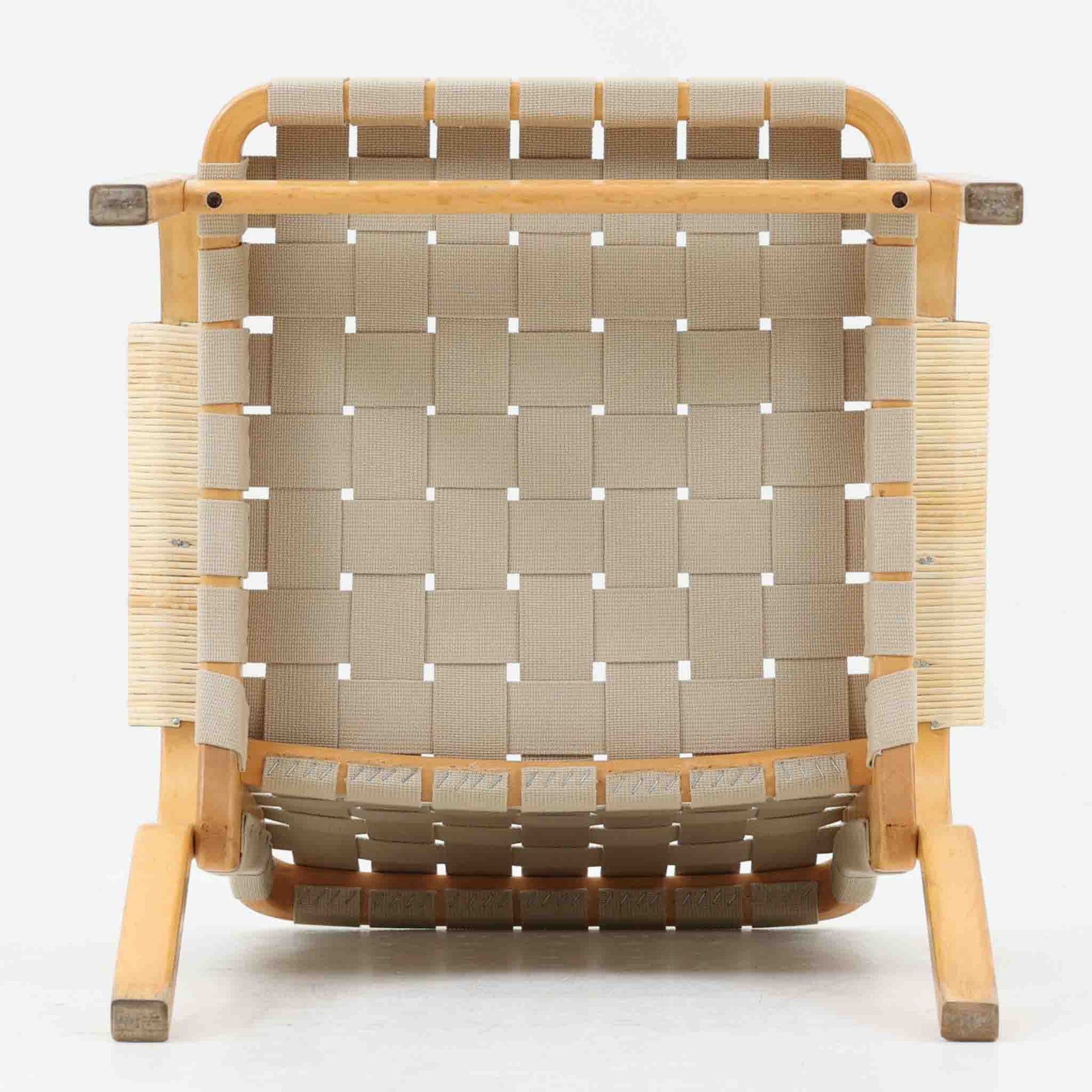 Alvar Aaltoがデザインし、Artekより製造された「ARMCHAIR 45」です。バーチ材を曲げ加工した美しいフレームと、背・座に張られたウェービングテープが生み出す軽快なデザインは、アアルトを代表する名作のひとつ。しなやかな弾力と快適な座り心地を備え、肘掛け付きのゆったりとした設計で読書やくつろぎの時間にも最適です。北欧デザインらしい機能美と、経年によって深まる素材の風合いを兼ね備えた、長く愛用できるビンテージチェアです。