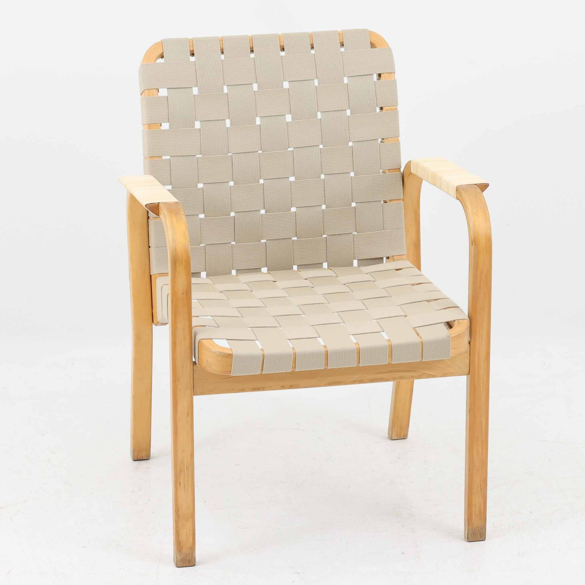 Alvar Aaltoがデザインし、Artekより製造された「ARMCHAIR 45」です。バーチ材を曲げ加工した美しいフレームと、背・座に張られたウェービングテープが生み出す軽快なデザインは、アアルトを代表する名作のひとつ。しなやかな弾力と快適な座り心地を備え、肘掛け付きのゆったりとした設計で読書やくつろぎの時間にも最適です。北欧デザインらしい機能美と、経年によって深まる素材の風合いを兼ね備えた、長く愛用できるビンテージチェアです。