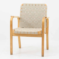 Alvar Aaltoがデザインし、Artekより製造された「ARMCHAIR 45」です。バーチ材を曲げ加工した美しいフレームと、背・座に張られたウェービングテープが生み出す軽快なデザインは、アアルトを代表する名作のひとつ。しなやかな弾力と快適な座り心地を備え、肘掛け付きのゆったりとした設計で読書やくつろぎの時間にも最適です。北欧デザインらしい機能美と、経年によって深まる素材の風合いを兼ね備えた、長く愛用できるビンテージチェアです。