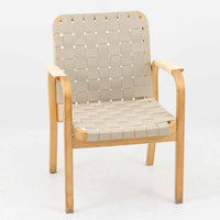 Alvar Aaltoがデザインし、Artekより製造された「ARMCHAIR 45」です。バーチ材を曲げ加工した美しいフレームと、背・座に張られたウェービングテープが生み出す軽快なデザインは、アアルトを代表する名作のひとつ。しなやかな弾力と快適な座り心地を備え、肘掛け付きのゆったりとした設計で読書やくつろぎの時間にも最適です。北欧デザインらしい機能美と、経年によって深まる素材の風合いを兼ね備えた、長く愛用できるビンテージチェアです。