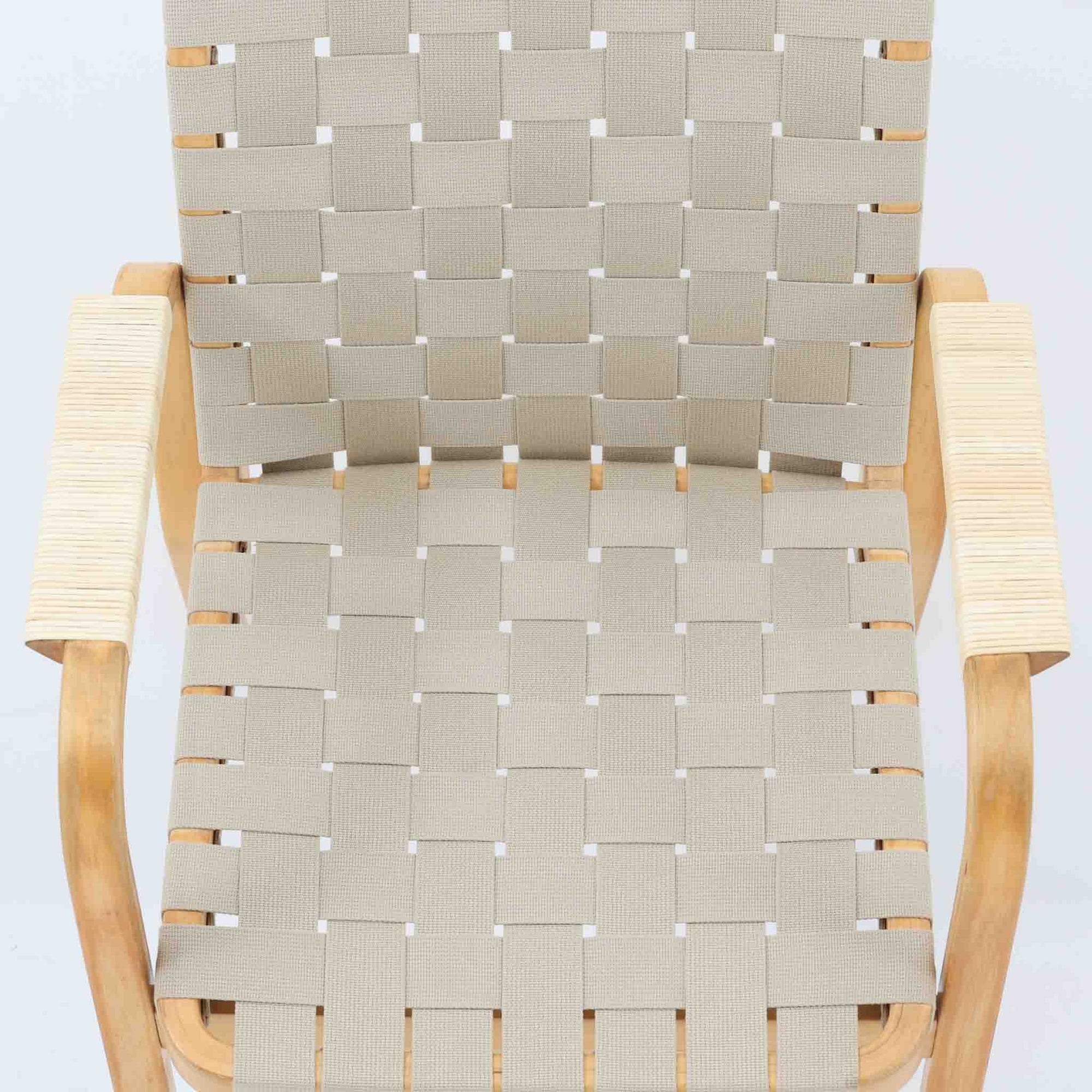 Alvar Aaltoがデザインし、Artekより製造された「ARMCHAIR 45」です。バーチ材を曲げ加工した美しいフレームと、背・座に張られたウェービングテープが生み出す軽快なデザインは、アアルトを代表する名作のひとつ。しなやかな弾力と快適な座り心地を備え、肘掛け付きのゆったりとした設計で読書やくつろぎの時間にも最適です。北欧デザインらしい機能美と、経年によって深まる素材の風合いを兼ね備えた、長く愛用できるビンテージチェアです。