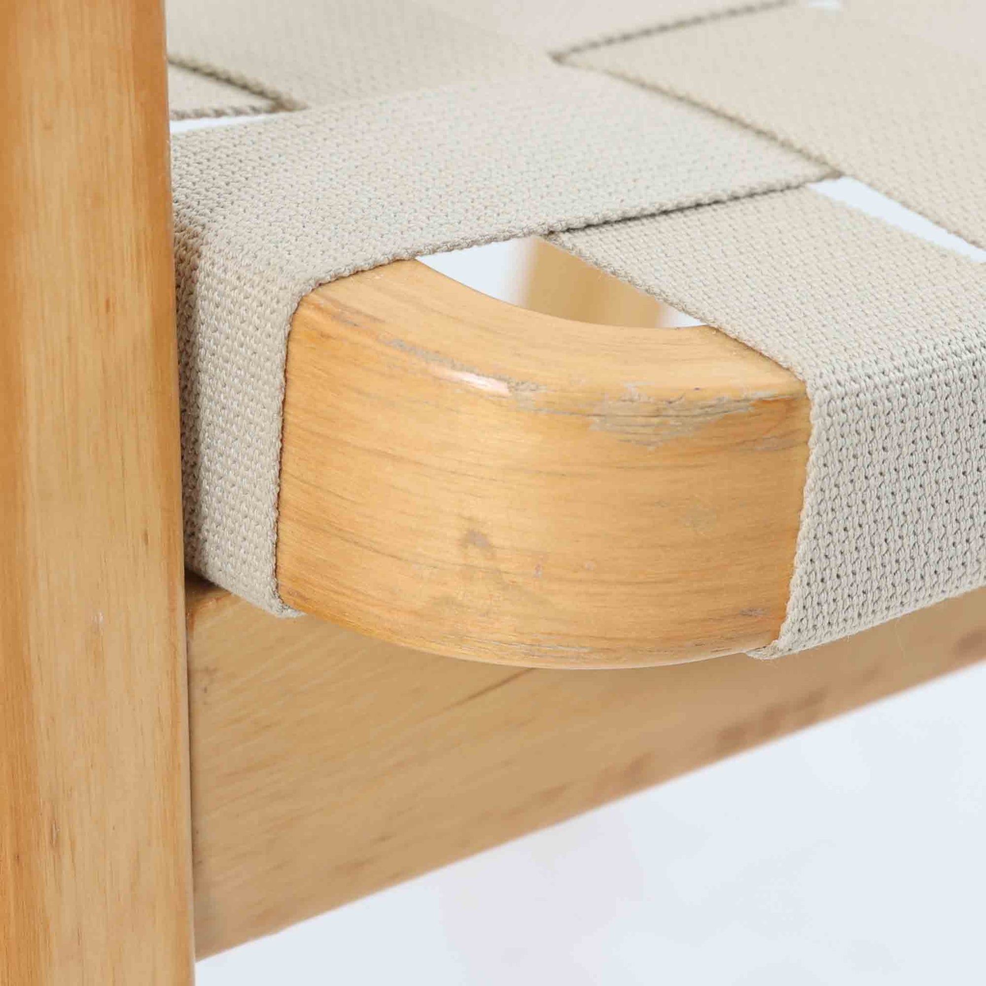 Alvar Aaltoがデザインし、Artekより製造された「ARMCHAIR 45」です。バーチ材を曲げ加工した美しいフレームと、背・座に張られたウェービングテープが生み出す軽快なデザインは、アアルトを代表する名作のひとつ。しなやかな弾力と快適な座り心地を備え、肘掛け付きのゆったりとした設計で読書やくつろぎの時間にも最適です。北欧デザインらしい機能美と、経年によって深まる素材の風合いを兼ね備えた、長く愛用できるビンテージチェアです。