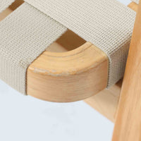 Alvar Aaltoがデザインし、Artekより製造された「ARMCHAIR 45」です。バーチ材を曲げ加工した美しいフレームと、背・座に張られたウェービングテープが生み出す軽快なデザインは、アアルトを代表する名作のひとつ。しなやかな弾力と快適な座り心地を備え、肘掛け付きのゆったりとした設計で読書やくつろぎの時間にも最適です。北欧デザインらしい機能美と、経年によって深まる素材の風合いを兼ね備えた、長く愛用できるビンテージチェアです。