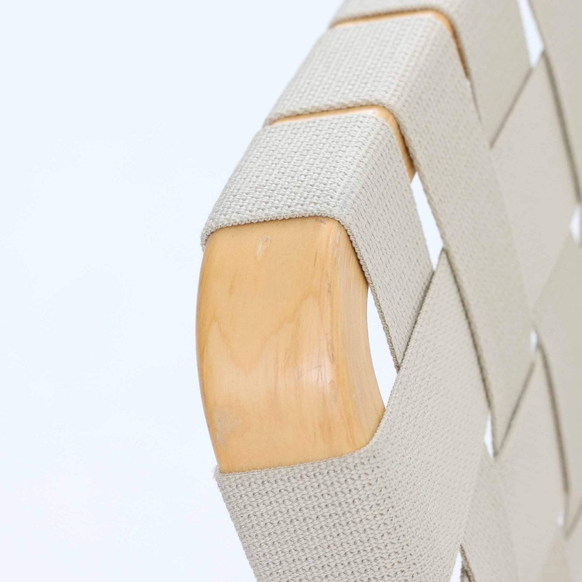 Alvar Aaltoがデザインし、Artekより製造された「ARMCHAIR 45」です。バーチ材を曲げ加工した美しいフレームと、背・座に張られたウェービングテープが生み出す軽快なデザインは、アアルトを代表する名作のひとつ。しなやかな弾力と快適な座り心地を備え、肘掛け付きのゆったりとした設計で読書やくつろぎの時間にも最適です。北欧デザインらしい機能美と、経年によって深まる素材の風合いを兼ね備えた、長く愛用できるビンテージチェアです。