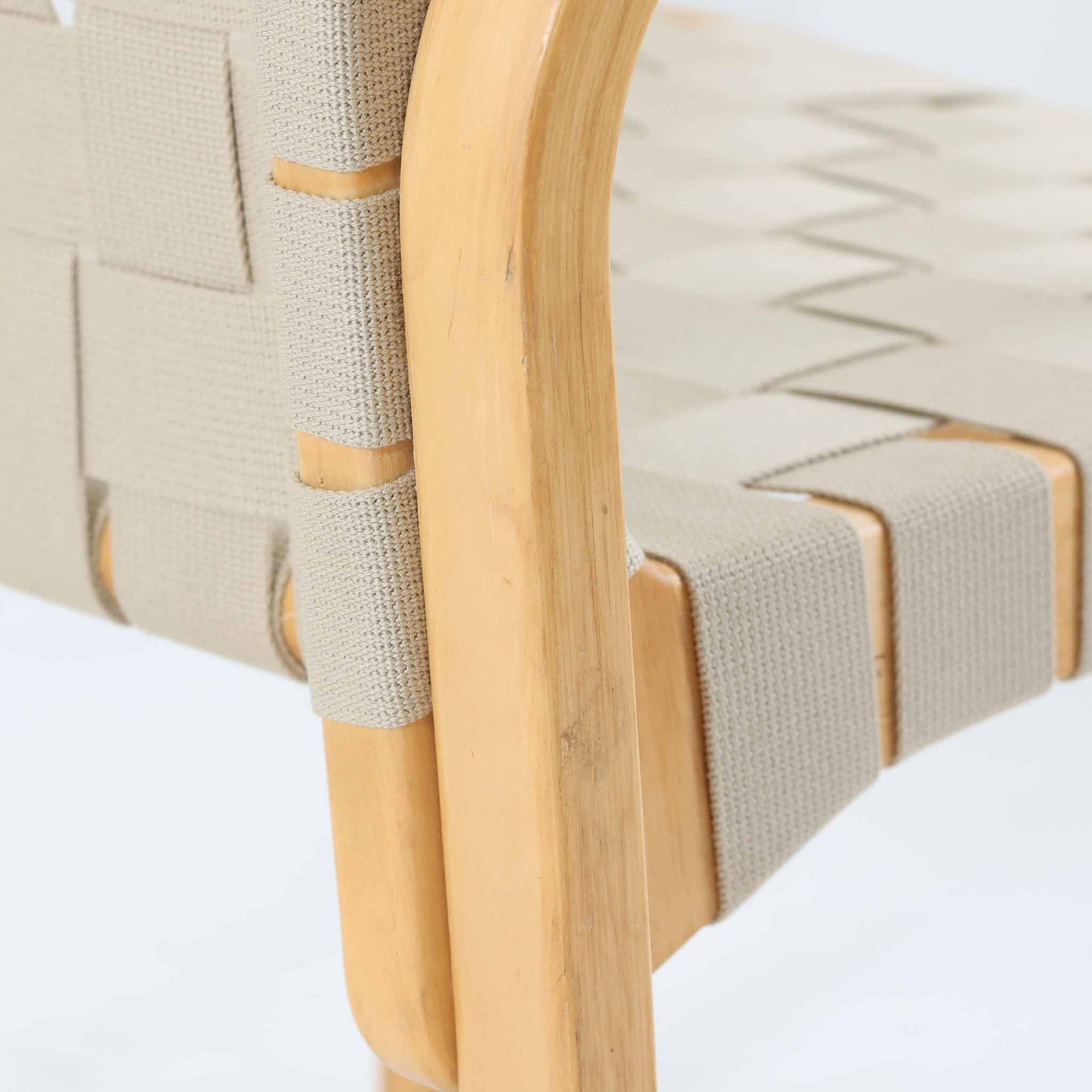 Alvar Aaltoがデザインし、Artekより製造された「ARMCHAIR 45」です。バーチ材を曲げ加工した美しいフレームと、背・座に張られたウェービングテープが生み出す軽快なデザインは、アアルトを代表する名作のひとつ。しなやかな弾力と快適な座り心地を備え、肘掛け付きのゆったりとした設計で読書やくつろぎの時間にも最適です。北欧デザインらしい機能美と、経年によって深まる素材の風合いを兼ね備えた、長く愛用できるビンテージチェアです。