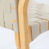 Alvar Aaltoがデザインし、Artekより製造された「ARMCHAIR 45」です。バーチ材を曲げ加工した美しいフレームと、背・座に張られたウェービングテープが生み出す軽快なデザインは、アアルトを代表する名作のひとつ。しなやかな弾力と快適な座り心地を備え、肘掛け付きのゆったりとした設計で読書やくつろぎの時間にも最適です。北欧デザインらしい機能美と、経年によって深まる素材の風合いを兼ね備えた、長く愛用できるビンテージチェアです。