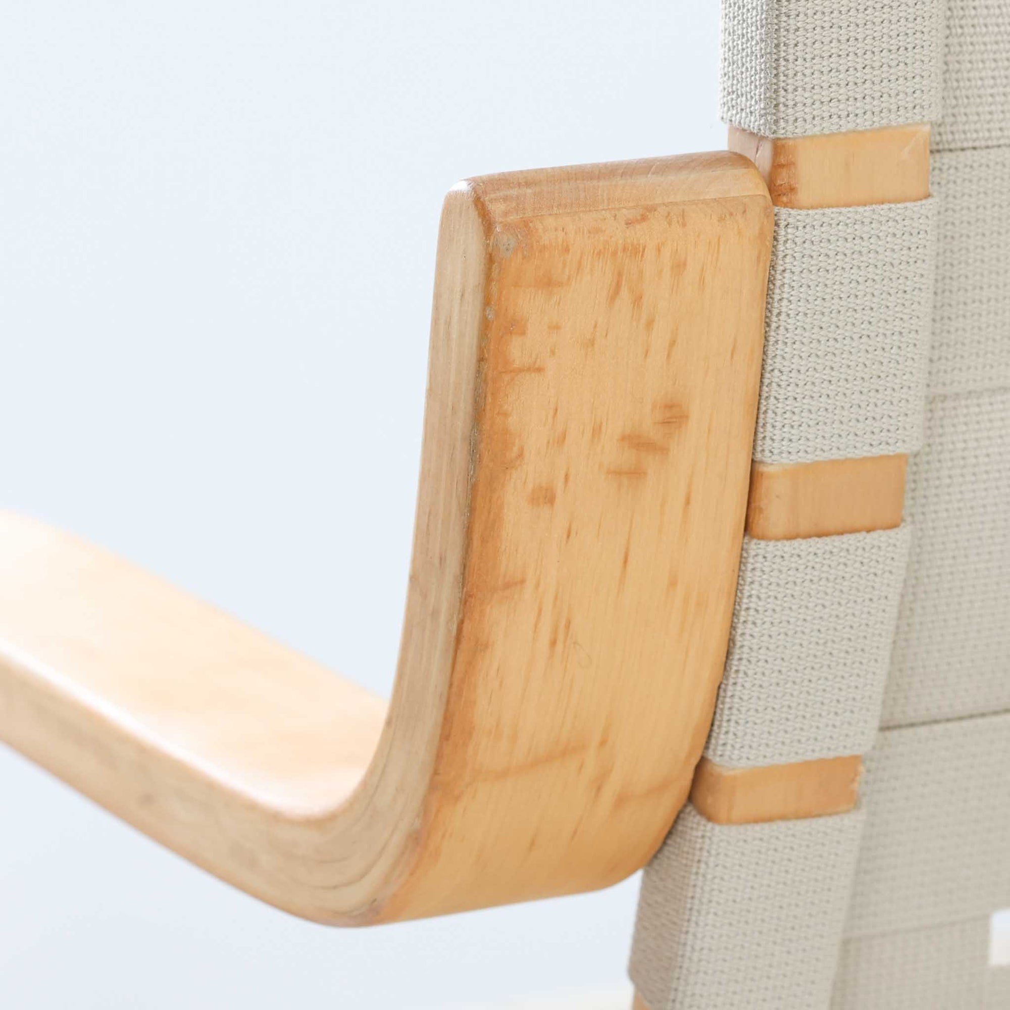 Alvar Aaltoが手掛けたARMCHAIR 406は、しなやかな曲線を描く成形バーチ材フレームが印象的な北欧モダンの名作です。アームから脚部へと流れる一体感のあるフォルムと、ウェビングテープを格子状に編み込んだ座面・背もたれが軽やかな存在感を演出します。身体を包み込むような柔軟性と快適な座り心地を備え、読書やラウンジスペースなどにも最適です。経年による風合いも魅力となり、機能性と造形美を兼ね備えた北欧ビンテージならではの価値を楽しめます。