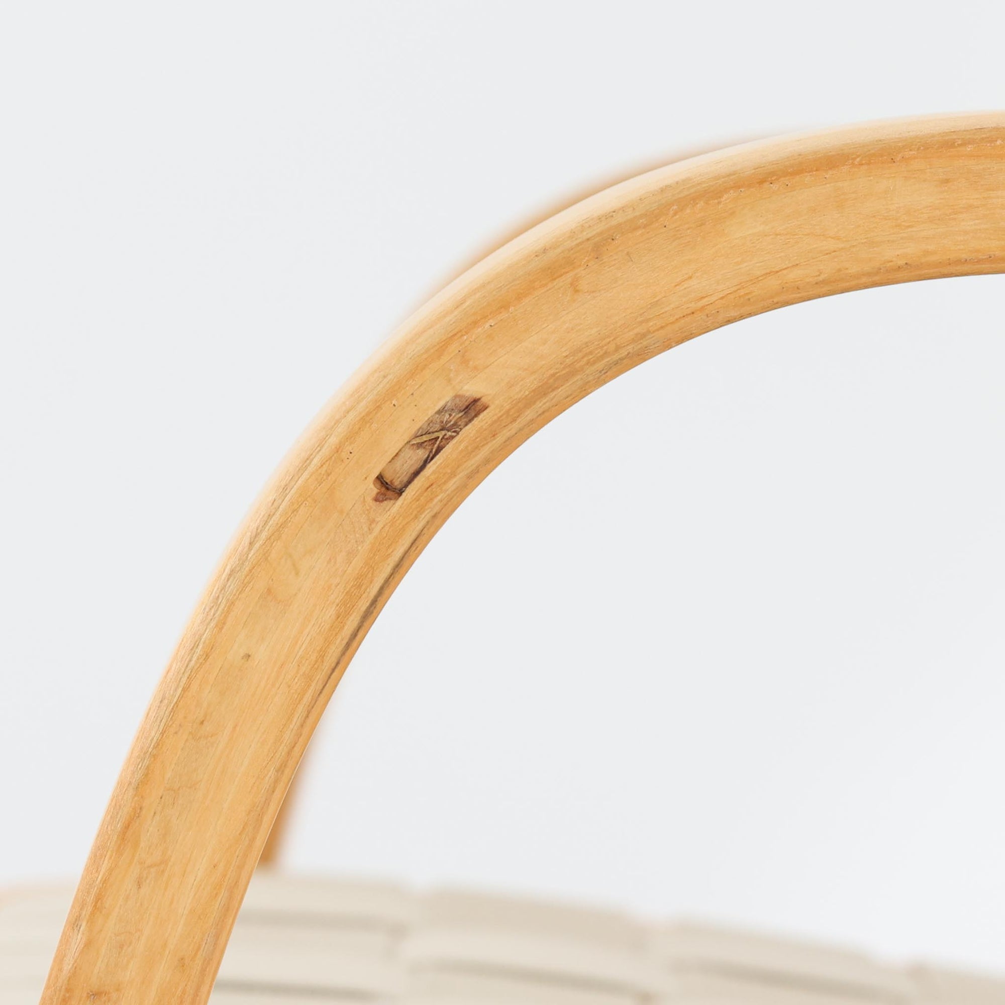 Alvar Aaltoが手掛けたARMCHAIR 406は、しなやかな曲線を描く成形バーチ材フレームが印象的な北欧モダンの名作です。アームから脚部へと流れる一体感のあるフォルムと、ウェビングテープを格子状に編み込んだ座面・背もたれが軽やかな存在感を演出します。身体を包み込むような柔軟性と快適な座り心地を備え、読書やラウンジスペースなどにも最適です。経年による風合いも魅力となり、機能性と造形美を兼ね備えた北欧ビンテージならではの価値を楽しめます。
