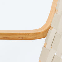Alvar Aaltoが手掛けたARMCHAIR 406は、しなやかな曲線を描く成形バーチ材フレームが印象的な北欧モダンの名作です。アームから脚部へと流れる一体感のあるフォルムと、ウェビングテープを格子状に編み込んだ座面・背もたれが軽やかな存在感を演出します。身体を包み込むような柔軟性と快適な座り心地を備え、読書やラウンジスペースなどにも最適です。経年による風合いも魅力となり、機能性と造形美を兼ね備えた北欧ビンテージならではの価値を楽しめます。