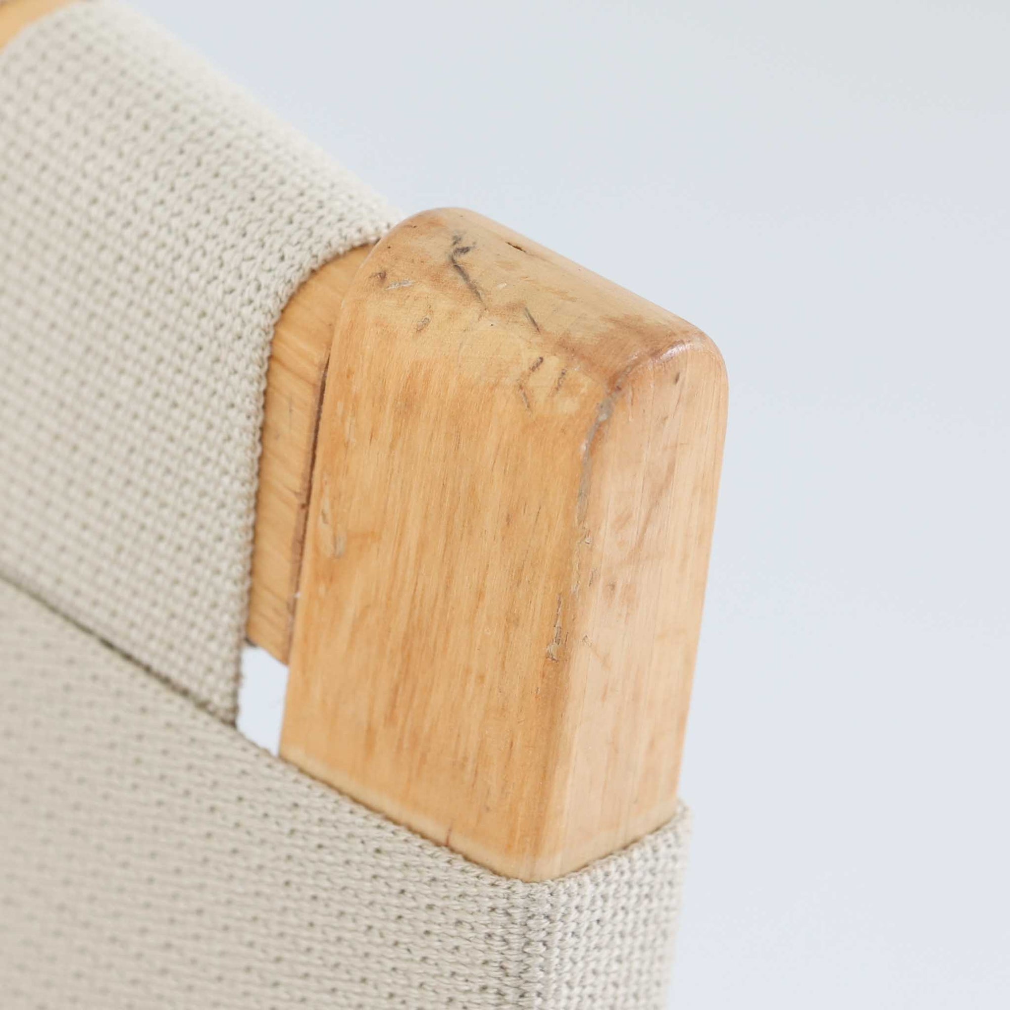 Alvar Aaltoが手掛けたARMCHAIR 406は、しなやかな曲線を描く成形バーチ材フレームが印象的な北欧モダンの名作です。アームから脚部へと流れる一体感のあるフォルムと、ウェビングテープを格子状に編み込んだ座面・背もたれが軽やかな存在感を演出します。身体を包み込むような柔軟性と快適な座り心地を備え、読書やラウンジスペースなどにも最適です。経年による風合いも魅力となり、機能性と造形美を兼ね備えた北欧ビンテージならではの価値を楽しめます。