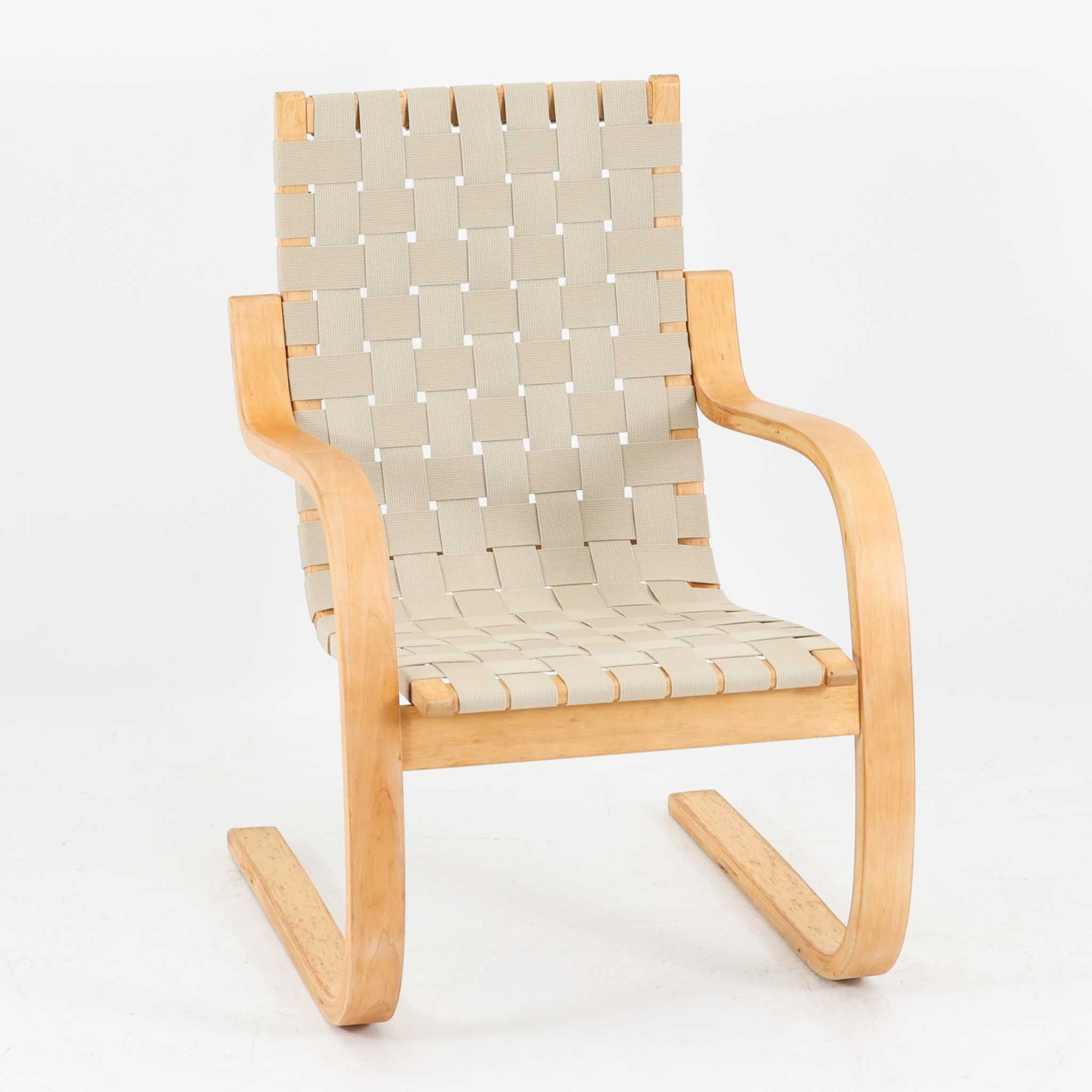 Alvar Aaltoが手掛けたARMCHAIR 406は、しなやかな曲線を描く成形バーチ材フレームが印象的な北欧モダンの名作です。アームから脚部へと流れる一体感のあるフォルムと、ウェビングテープを格子状に編み込んだ座面・背もたれが軽やかな存在感を演出します。身体を包み込むような柔軟性と快適な座り心地を備え、読書やラウンジスペースなどにも最適です。経年による風合いも魅力となり、機能性と造形美を兼ね備えた北欧ビンテージならではの価値を楽しめます。