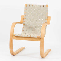 Alvar Aaltoが手掛けたARMCHAIR 406は、しなやかな曲線を描く成形バーチ材フレームが印象的な北欧モダンの名作です。アームから脚部へと流れる一体感のあるフォルムと、ウェビングテープを格子状に編み込んだ座面・背もたれが軽やかな存在感を演出します。身体を包み込むような柔軟性と快適な座り心地を備え、読書やラウンジスペースなどにも最適です。経年による風合いも魅力となり、機能性と造形美を兼ね備えた北欧ビンテージならではの価値を楽しめます。