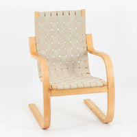 Alvar Aaltoが手掛けたARMCHAIR 406は、しなやかな曲線を描く成形バーチ材フレームが印象的な北欧モダンの名作です。アームから脚部へと流れる一体感のあるフォルムと、ウェビングテープを格子状に編み込んだ座面・背もたれが軽やかな存在感を演出します。身体を包み込むような柔軟性と快適な座り心地を備え、読書やラウンジスペースなどにも最適です。経年による風合いも魅力となり、機能性と造形美を兼ね備えた北欧ビンテージならではの価値を楽しめます。