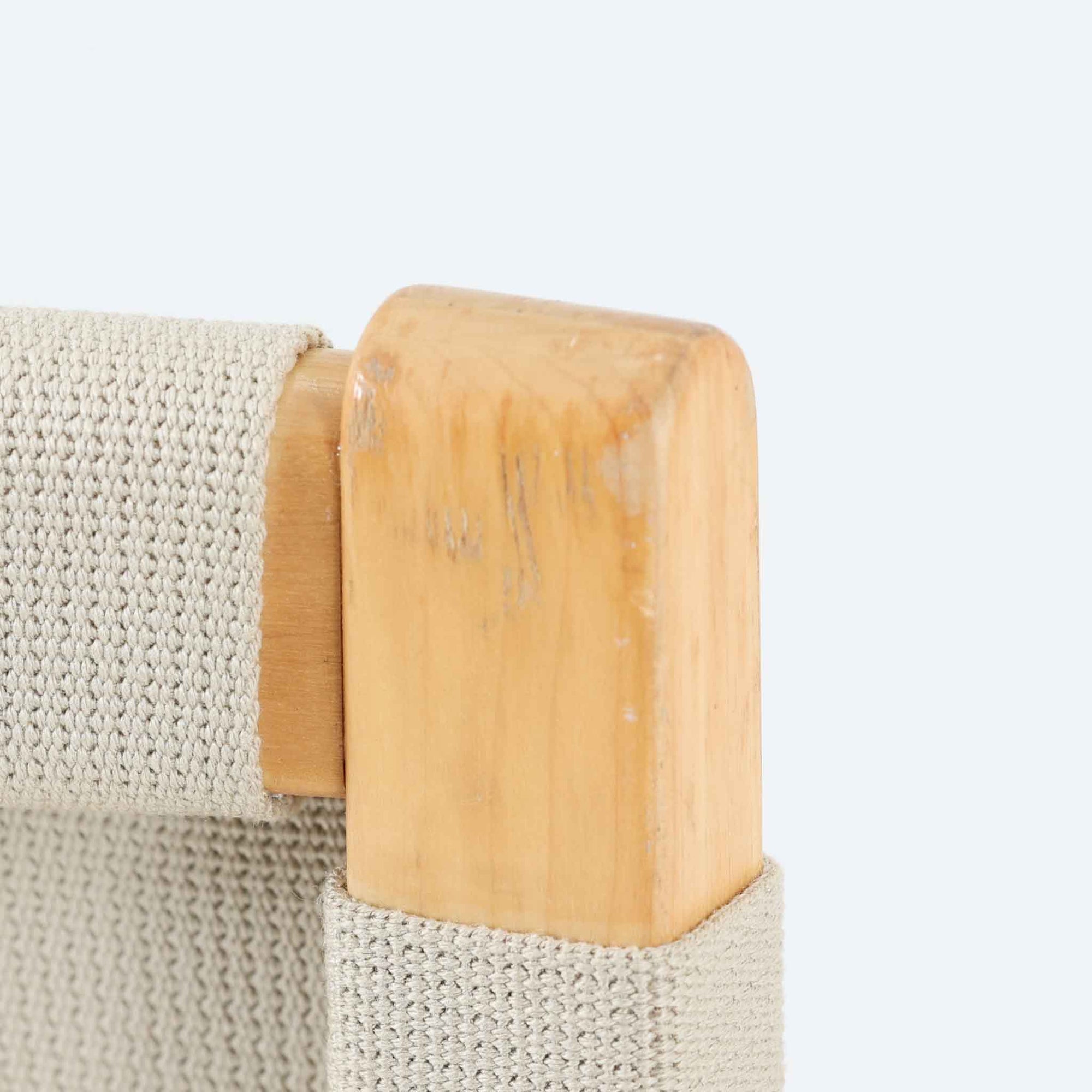 Alvar Aaltoが手掛けたARMCHAIR 406は、しなやかな曲線を描く成形バーチ材フレームが印象的な北欧モダンの名作です。アームから脚部へと流れる一体感のあるフォルムと、ウェビングテープを格子状に編み込んだ座面・背もたれが軽やかな存在感を演出します。身体を包み込むような柔軟性と快適な座り心地を備え、読書やラウンジスペースなどにも最適です。経年による風合いも魅力となり、機能性と造形美を兼ね備えた北欧ビンテージならではの価値を楽しめます。