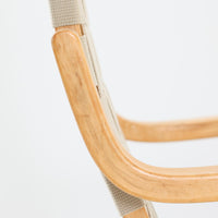 Alvar Aaltoが手掛けたARMCHAIR 406は、しなやかな曲線を描く成形バーチ材フレームが印象的な北欧モダンの名作です。アームから脚部へと流れる一体感のあるフォルムと、ウェビングテープを格子状に編み込んだ座面・背もたれが軽やかな存在感を演出します。身体を包み込むような柔軟性と快適な座り心地を備え、読書やラウンジスペースなどにも最適です。経年による風合いも魅力となり、機能性と造形美を兼ね備えた北欧ビンテージならではの価値を楽しめます。