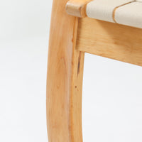 Alvar Aaltoが手掛けたARMCHAIR 406は、しなやかな曲線を描く成形バーチ材フレームが印象的な北欧モダンの名作です。アームから脚部へと流れる一体感のあるフォルムと、ウェビングテープを格子状に編み込んだ座面・背もたれが軽やかな存在感を演出します。身体を包み込むような柔軟性と快適な座り心地を備え、読書やラウンジスペースなどにも最適です。経年による風合いも魅力となり、機能性と造形美を兼ね備えた北欧ビンテージならではの価値を楽しめます。