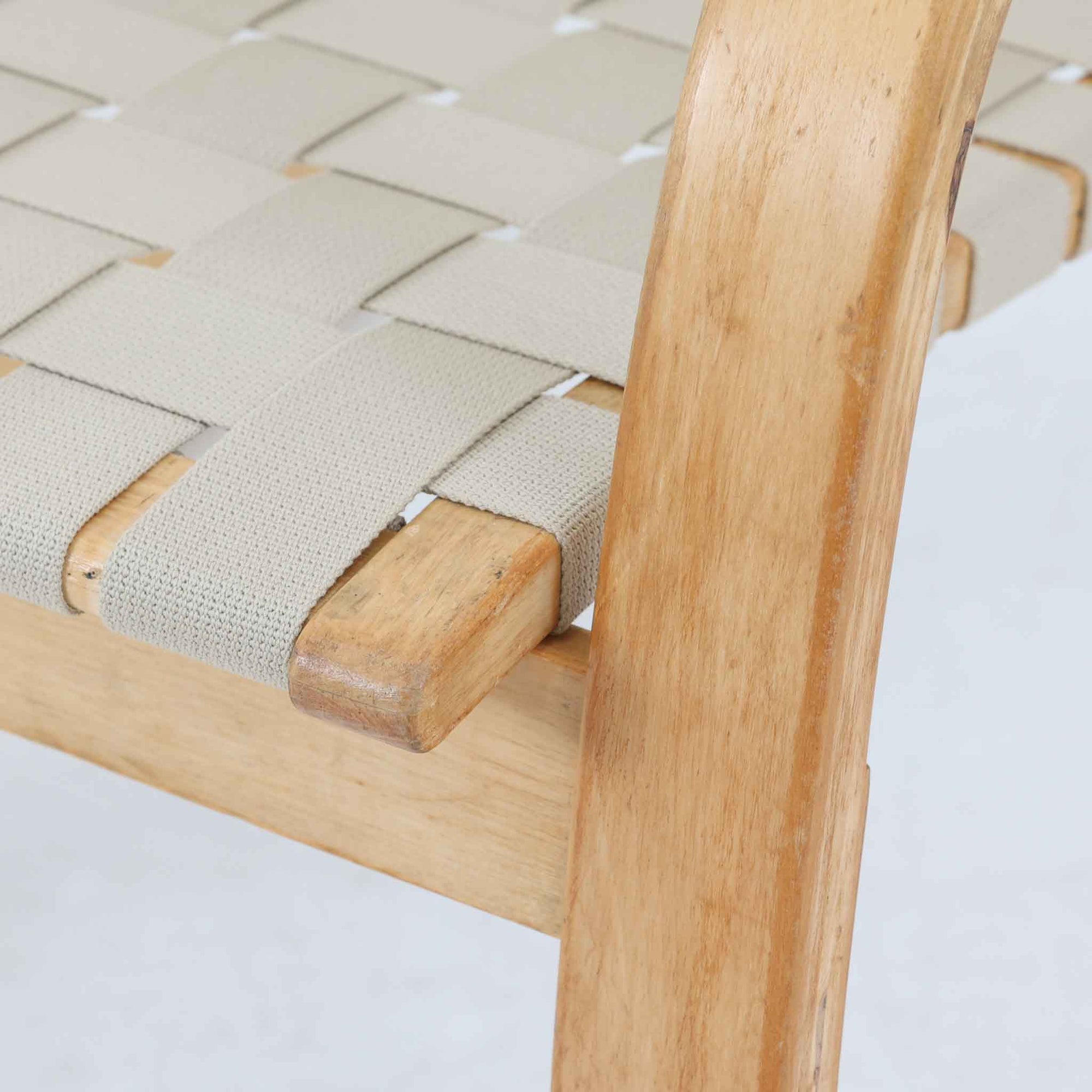 Alvar Aaltoが手掛けたARMCHAIR 406は、しなやかな曲線を描く成形バーチ材フレームが印象的な北欧モダンの名作です。アームから脚部へと流れる一体感のあるフォルムと、ウェビングテープを格子状に編み込んだ座面・背もたれが軽やかな存在感を演出します。身体を包み込むような柔軟性と快適な座り心地を備え、読書やラウンジスペースなどにも最適です。経年による風合いも魅力となり、機能性と造形美を兼ね備えた北欧ビンテージならではの価値を楽しめます。